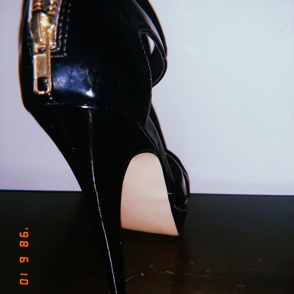 Black Heels - Picture 3 of 4